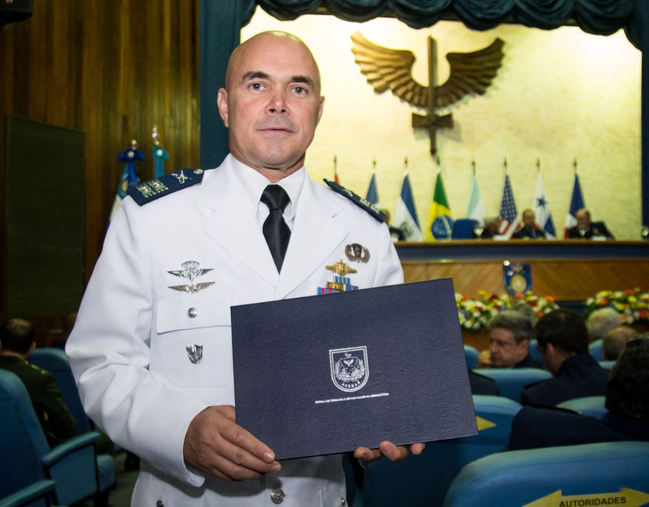 Coronel Leite com um certificado